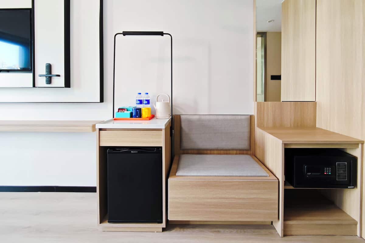 Hypo-allergenic bedding, down comforters, in-room safe, desk