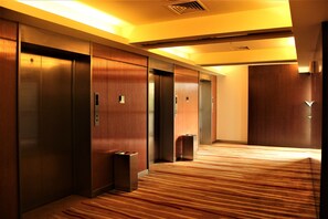 Hypo-allergenic bedding, down comforters, in-room safe, desk - Holiday Inn Express Shanghai Putuo by IHG (Shanghai)