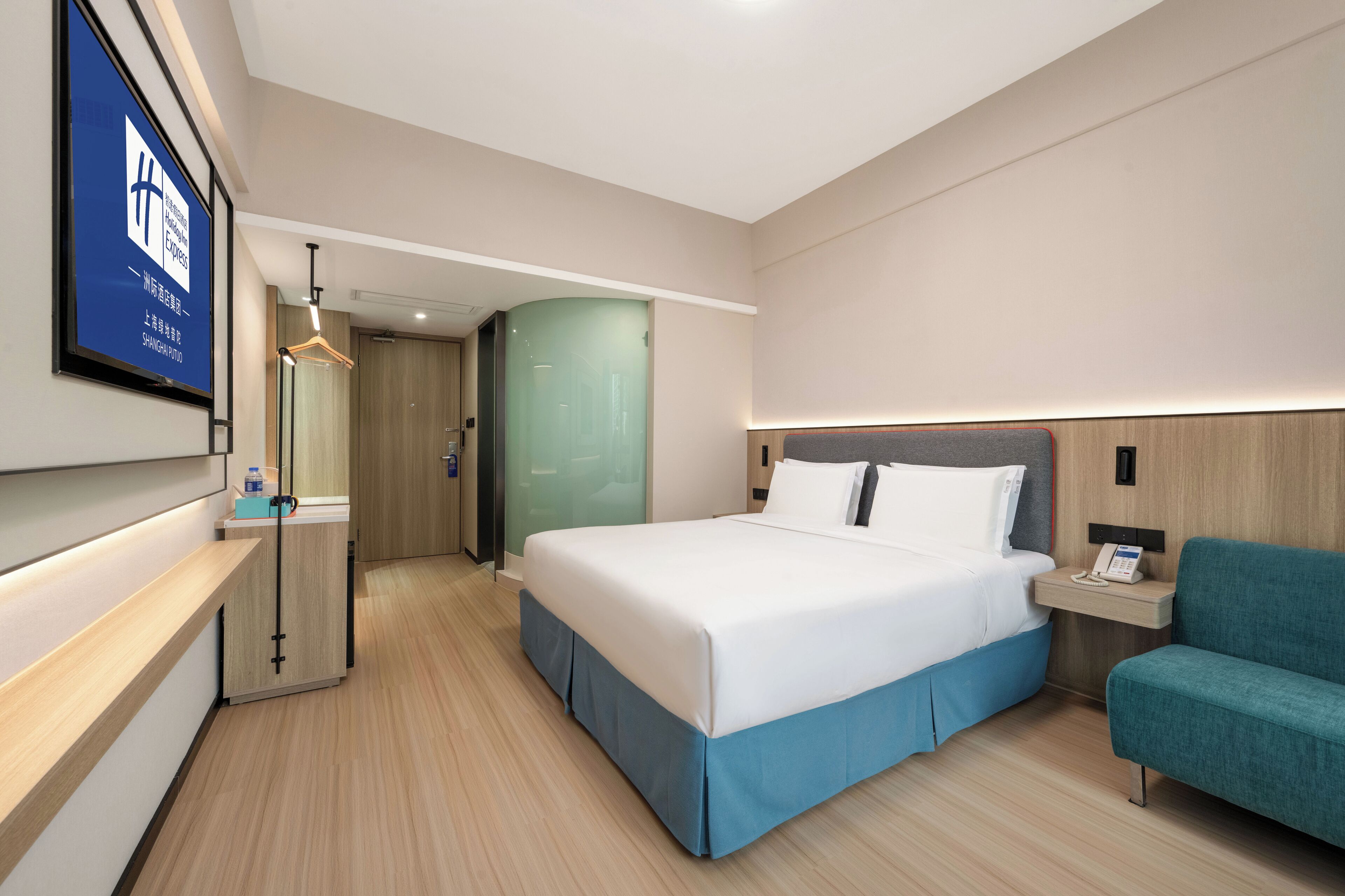 Hypo-allergenic bedding, down comforters, in-room safe, desk