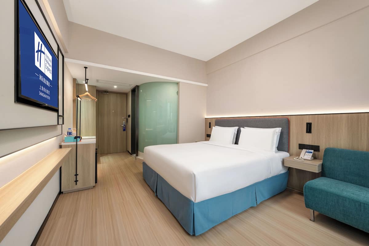 Hypo-allergenic bedding, down comforters, in-room safe, desk