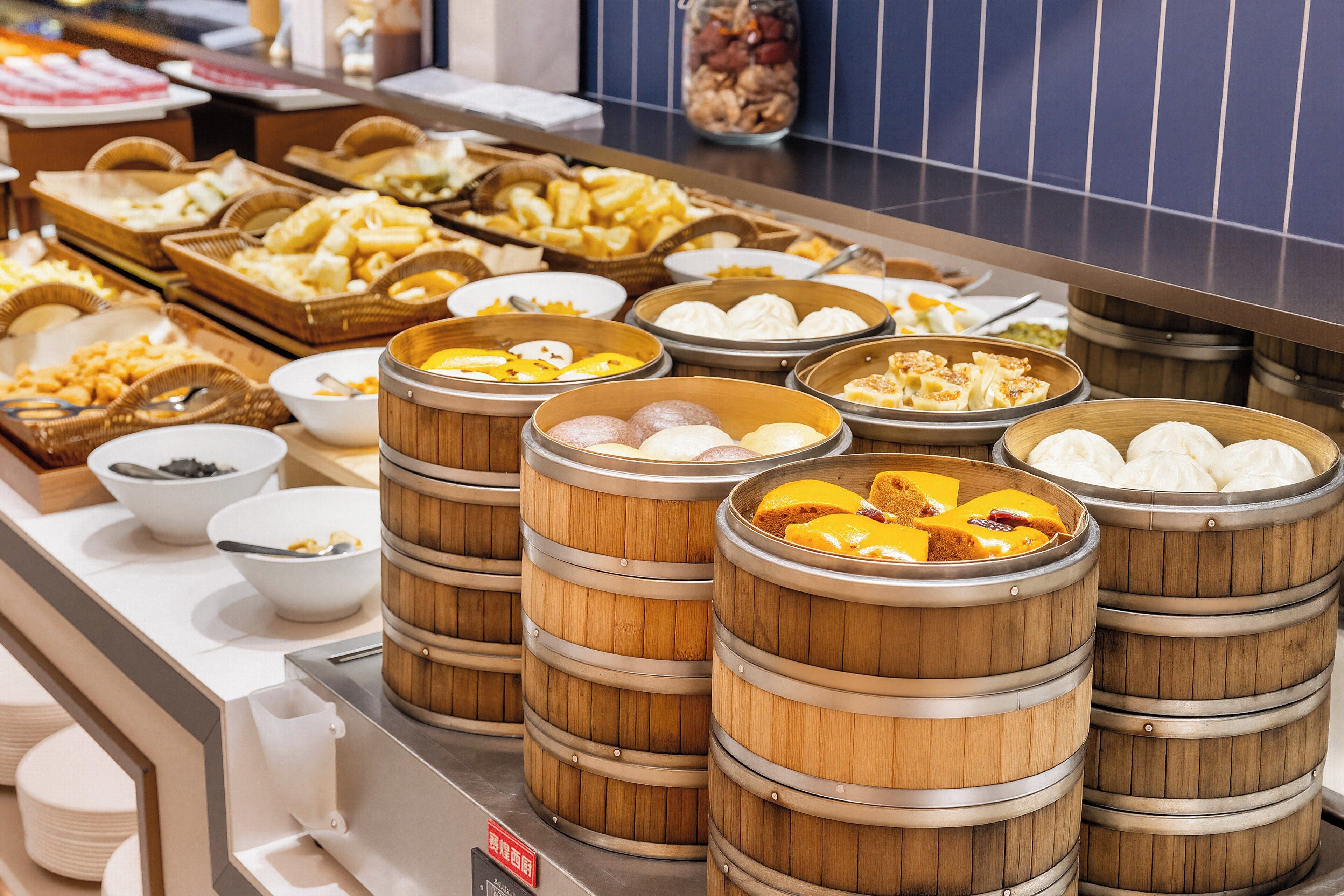 Un bufé con diversos alimentos en recipientes y cuencos de madera.