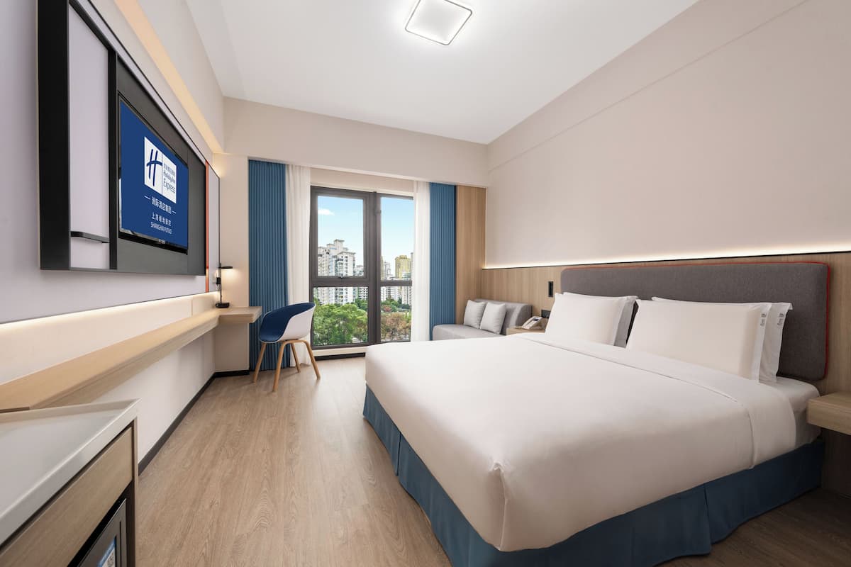 1 Queen Standard Suzhou River View | Hypo-allergenic bedding, down comforters, in-room safe, desk