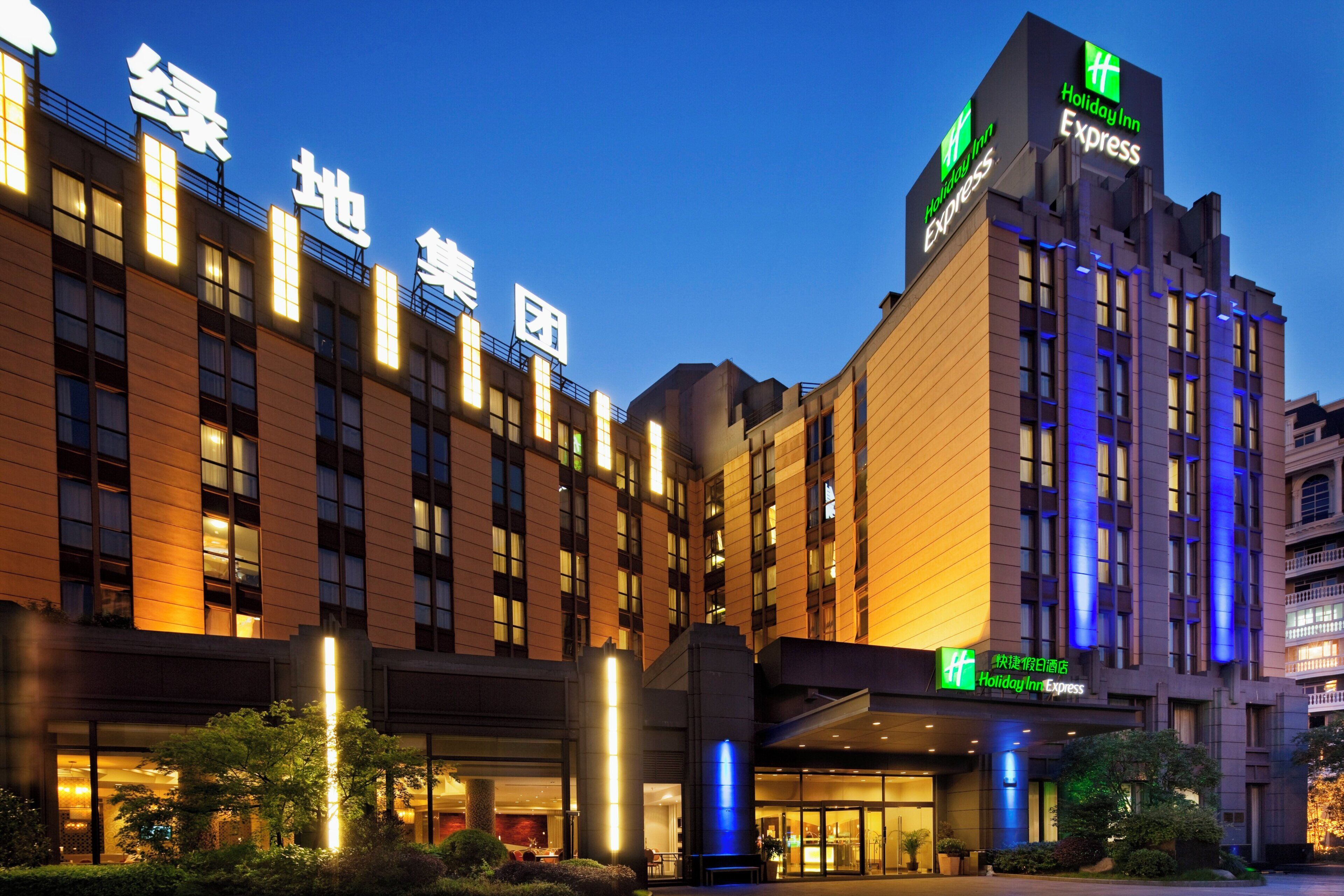 A multi-story hotel with illuminated signage for Holiday Inn Express.