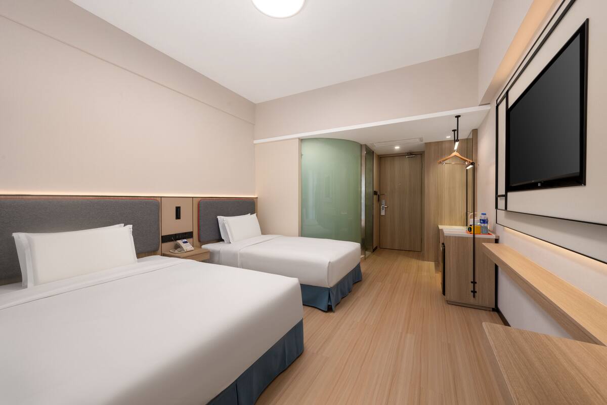スタンダード ルーム シングルベッド 2 台 | 低刺激性寝具、羽毛の掛け布団、セーフティボックス (室内)、デスク