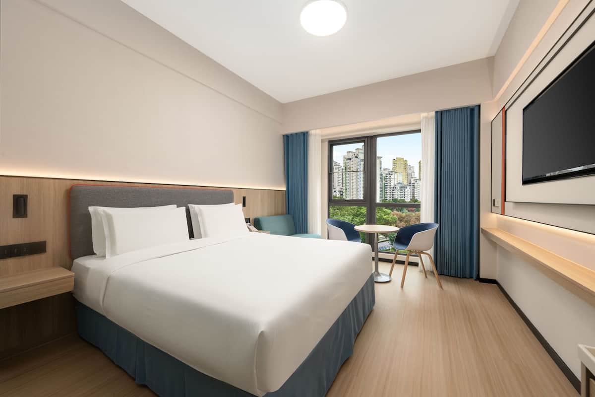 1 King Standard Suzhou River View | Hypo-allergenic bedding, down comforters, in-room safe, desk