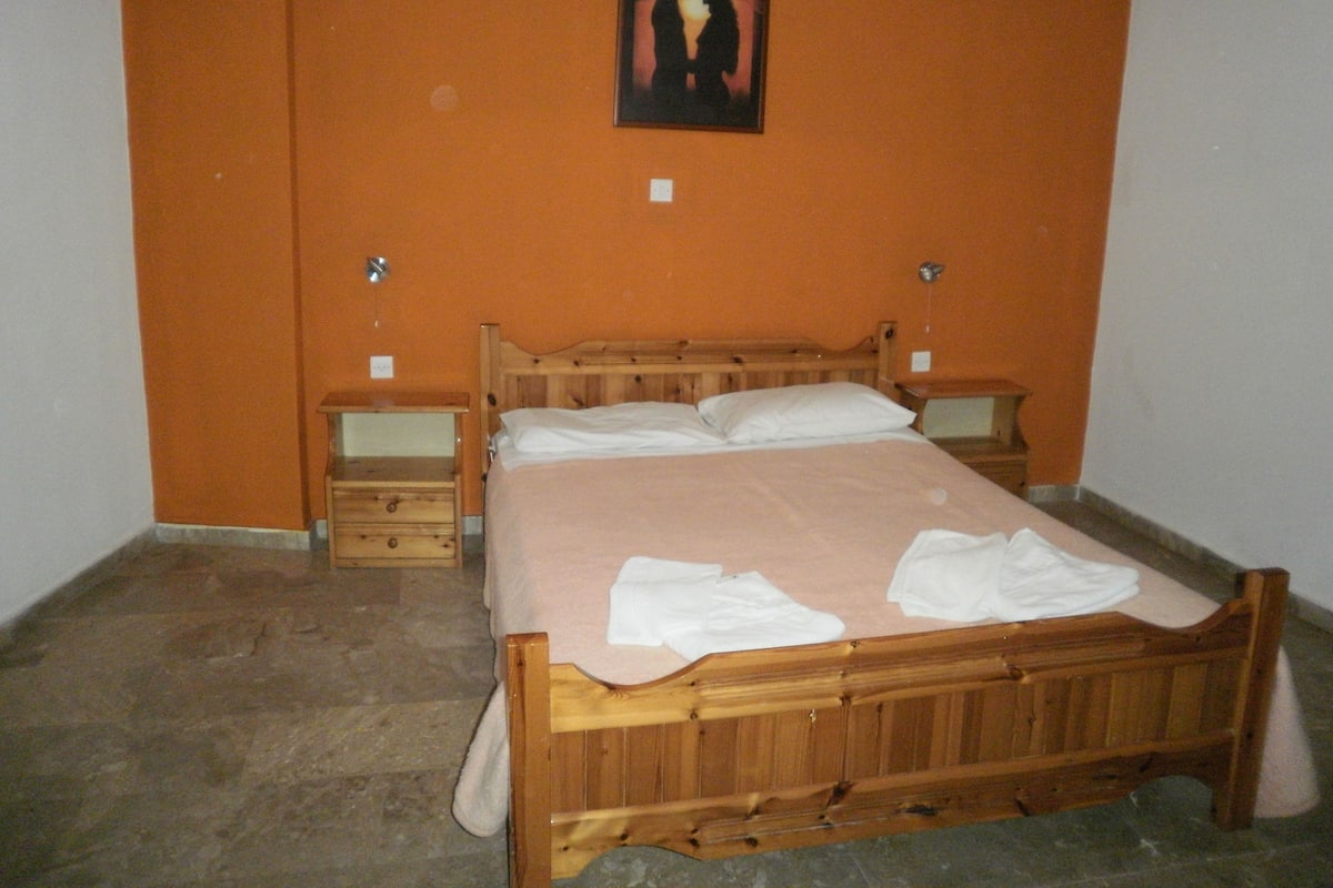 1 bedroom, soundproofing, rollaway beds (surcharge), WiFi (free)