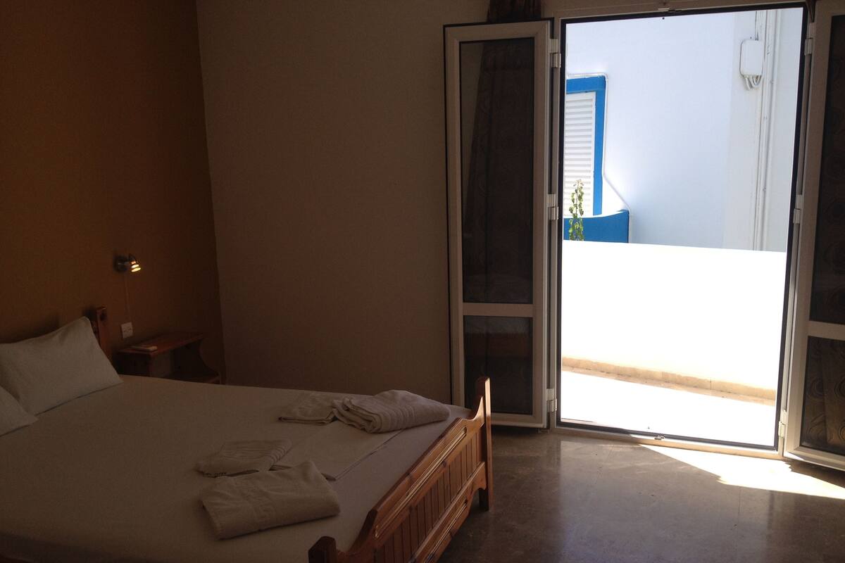 1 bedroom, soundproofing, rollaway beds (surcharge), WiFi (free)
