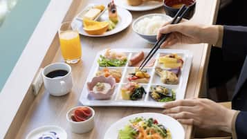 Daily buffet breakfast (JPY 2420 per person)