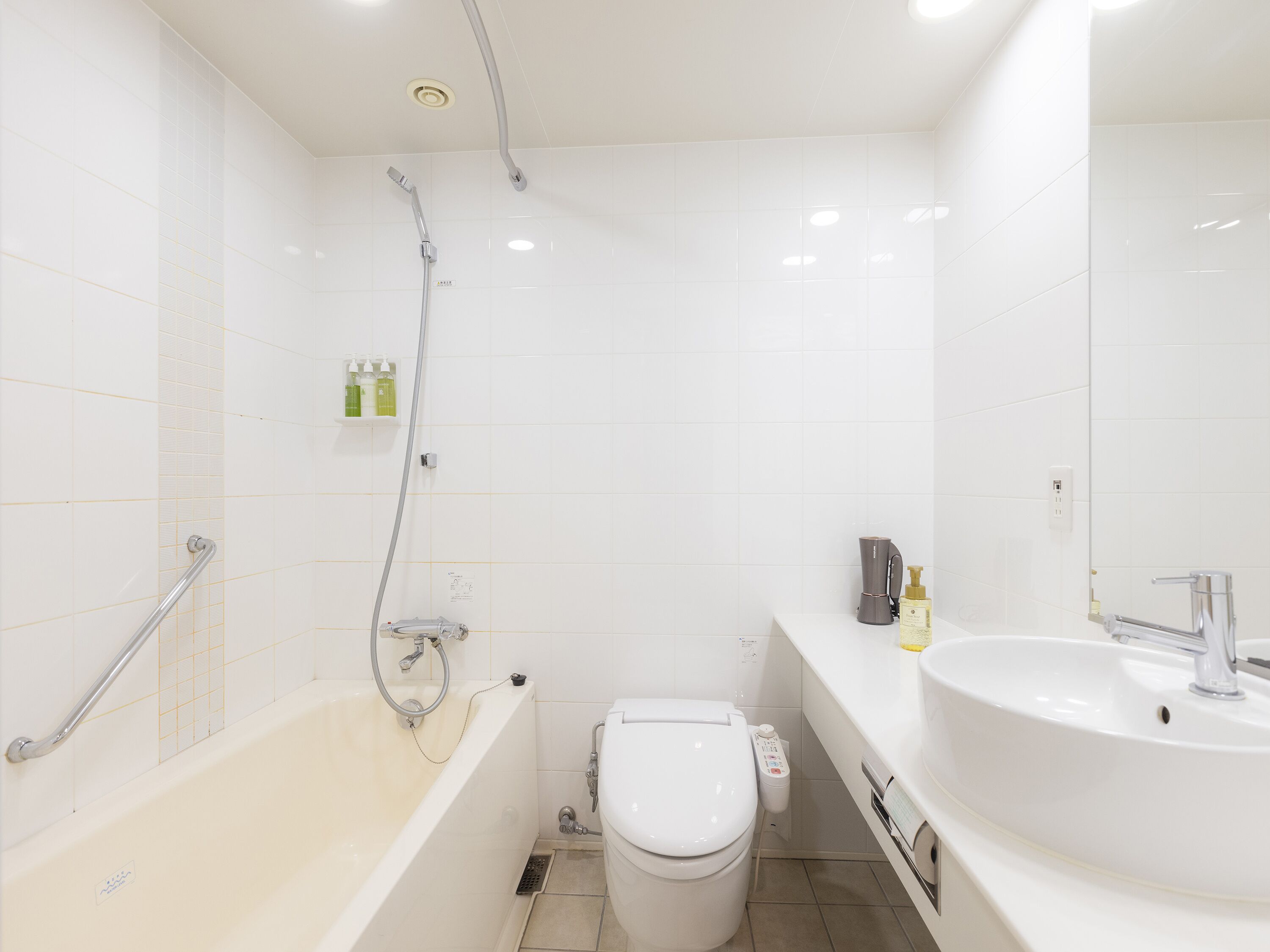 combined shower/bathtub, free toiletries, hair dryer, slippers