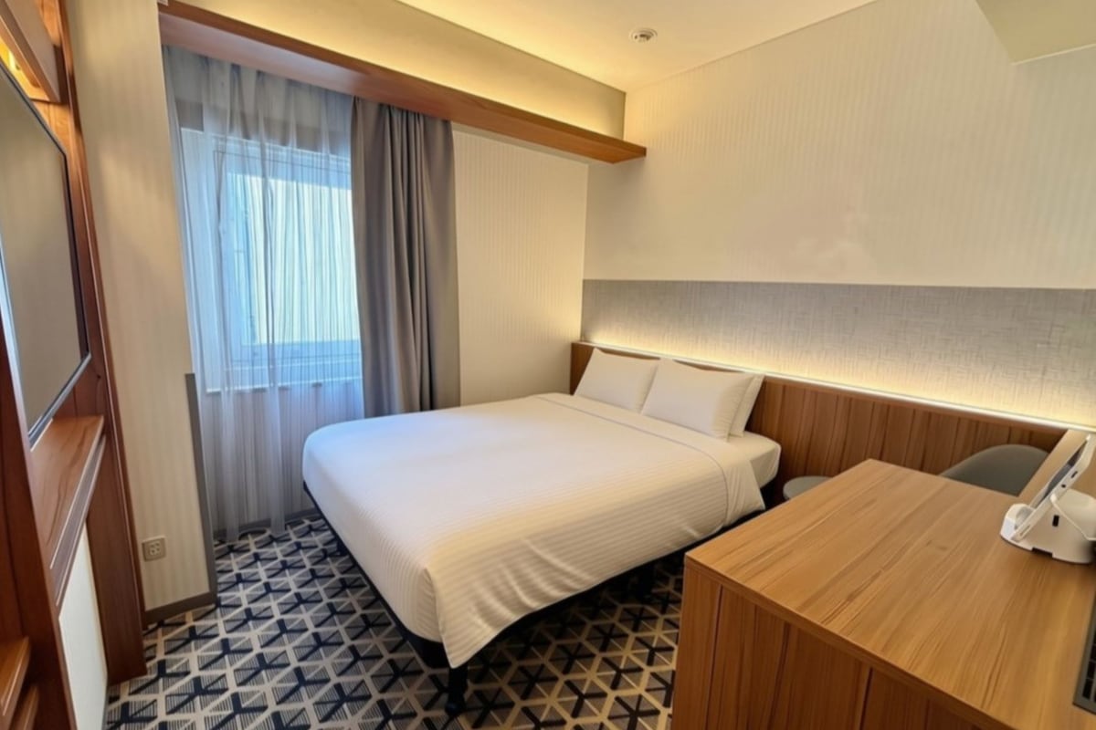 In-room safe, blackout drapes, WiFi (free), alarm clocks