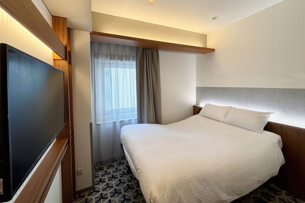 In-room safe, blackout drapes, WiFi (free), alarm clocks