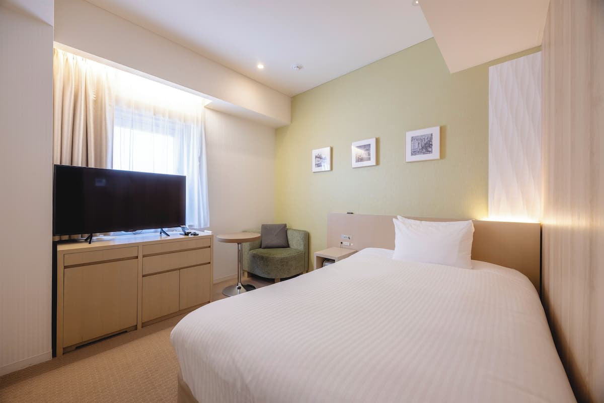 Quarto solteiro, para não fumantes | Cofres nos quartos, cortinas blackout, Wi-Fi de cortesia, roupa de cama