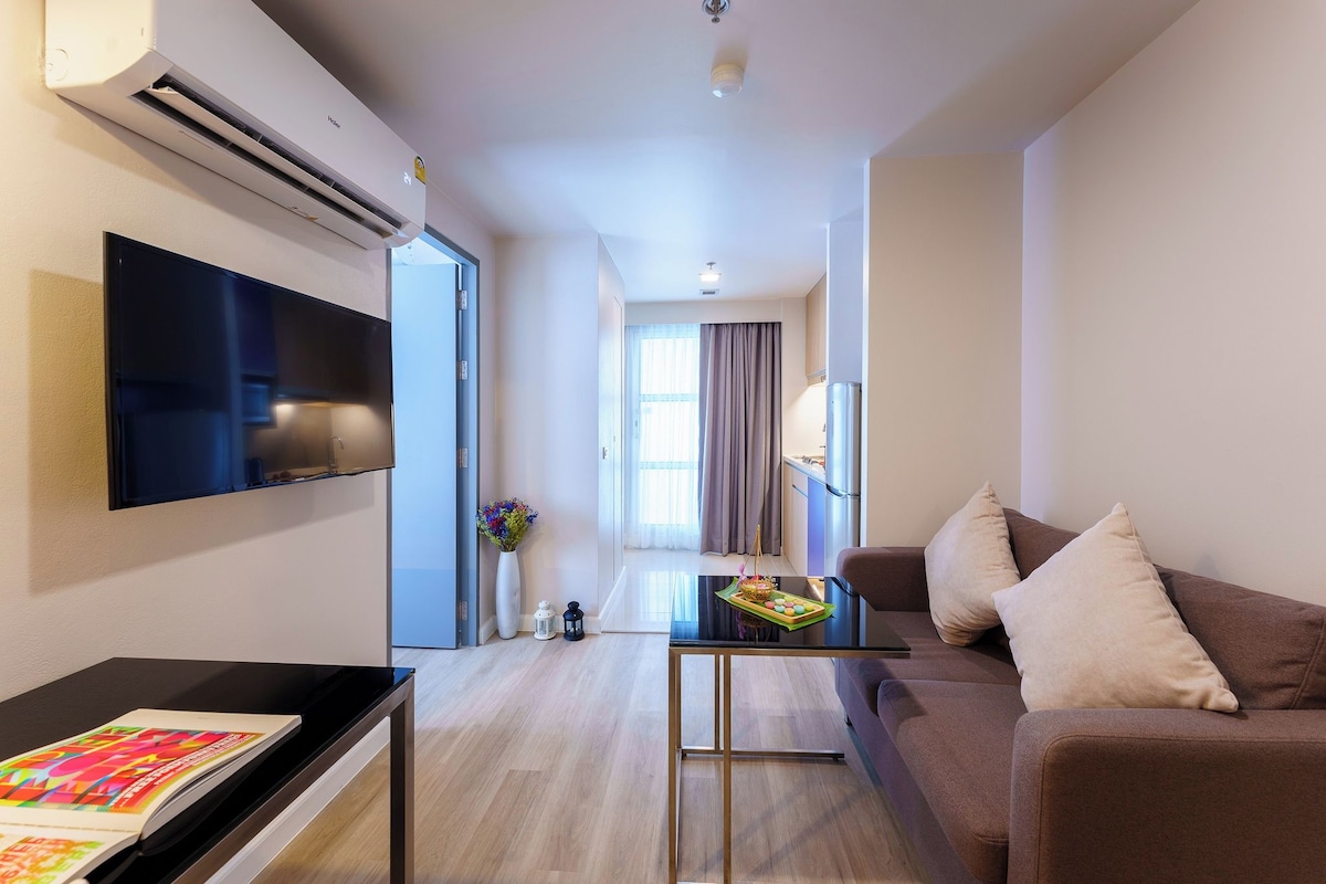 Deluxe kamer, 1 slaapkamer | Een kluis op de kamer, een bureau, verduisterende gordijnen