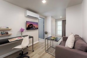 Deluxe Room, 1 Bedroom | In-room safe, desk, blackout curtains, soundproofing - Citadines Sukhumvit 16 Bangkok (Bangkok)