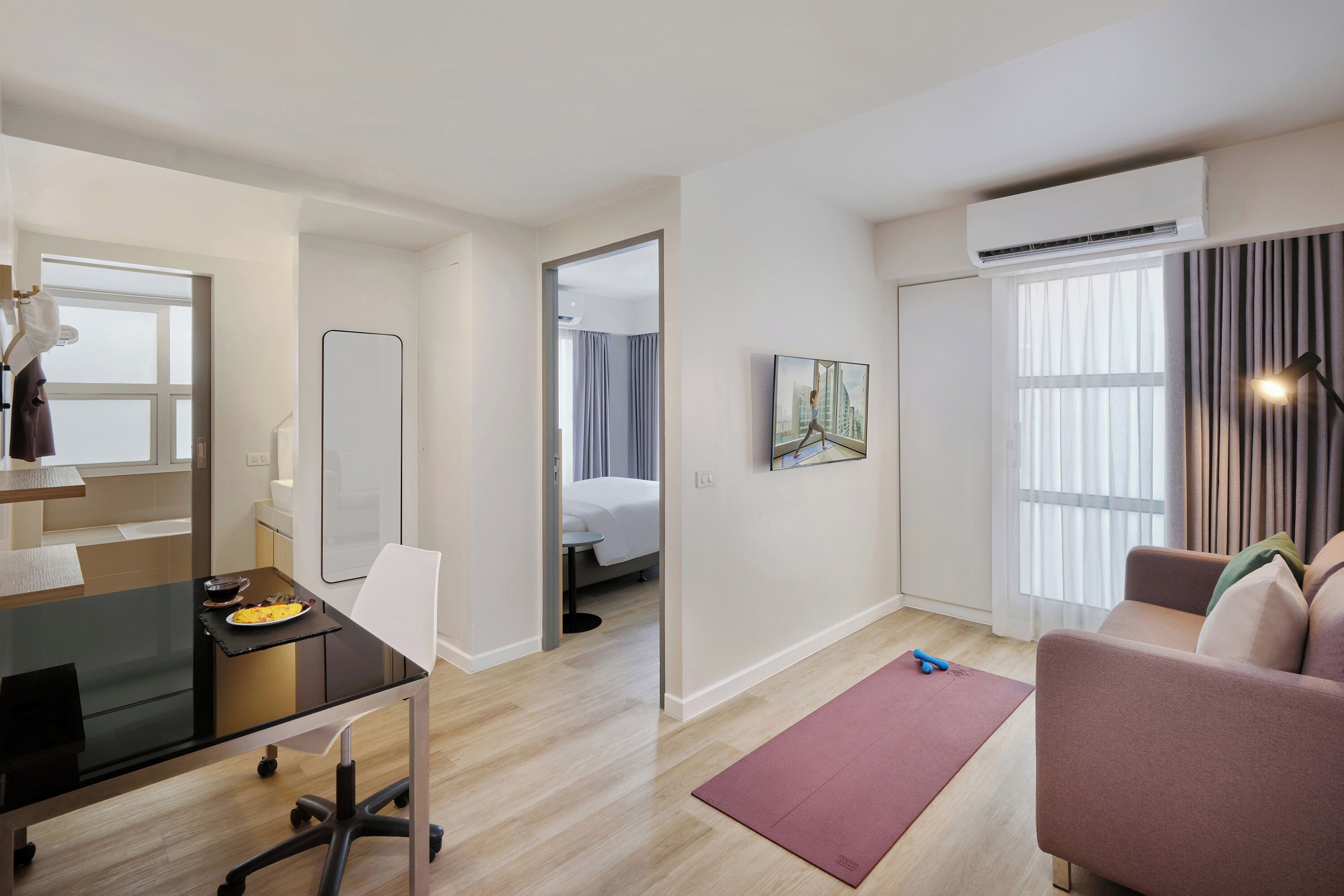 Zimmersafe, Schreibtisch, Verdunkelungsvorhänge, schallisolierte Zimmer