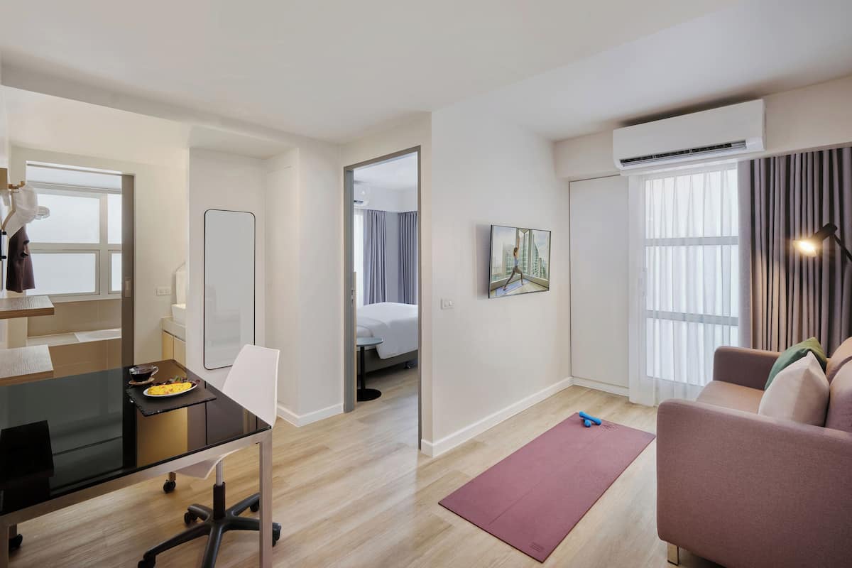 Caja de seguridad en la habitación, escritorio y cortinas blackout