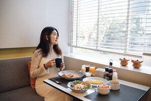 Desayuno buffet diario (THB 250 por persona)