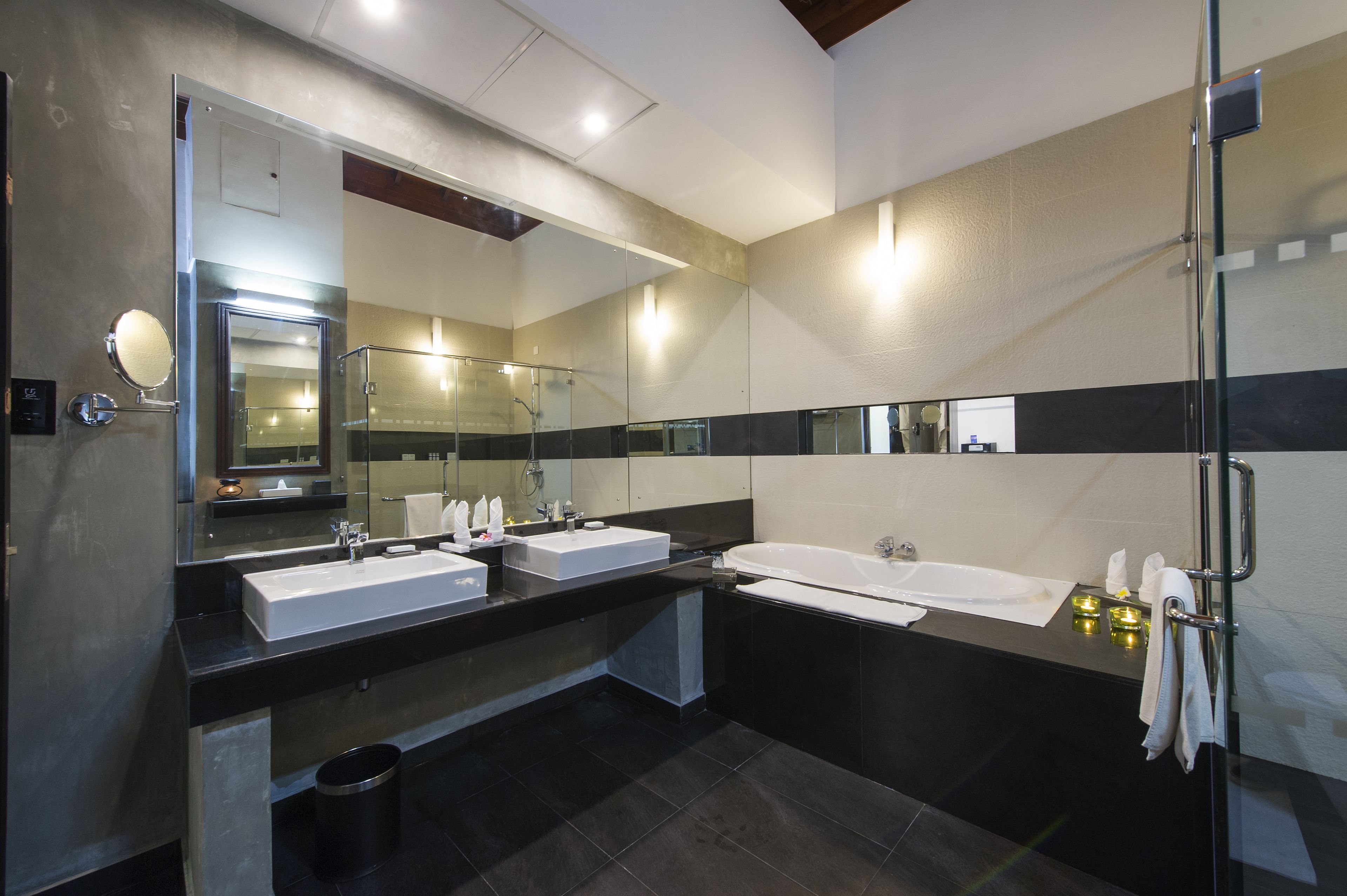 shower, hydromassage showerhead, free toiletries, hair dryer