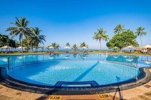 2 outdoor pools, pool umbrellas, sun loungers - Club Hotel Dolphin (Wennappuwa)