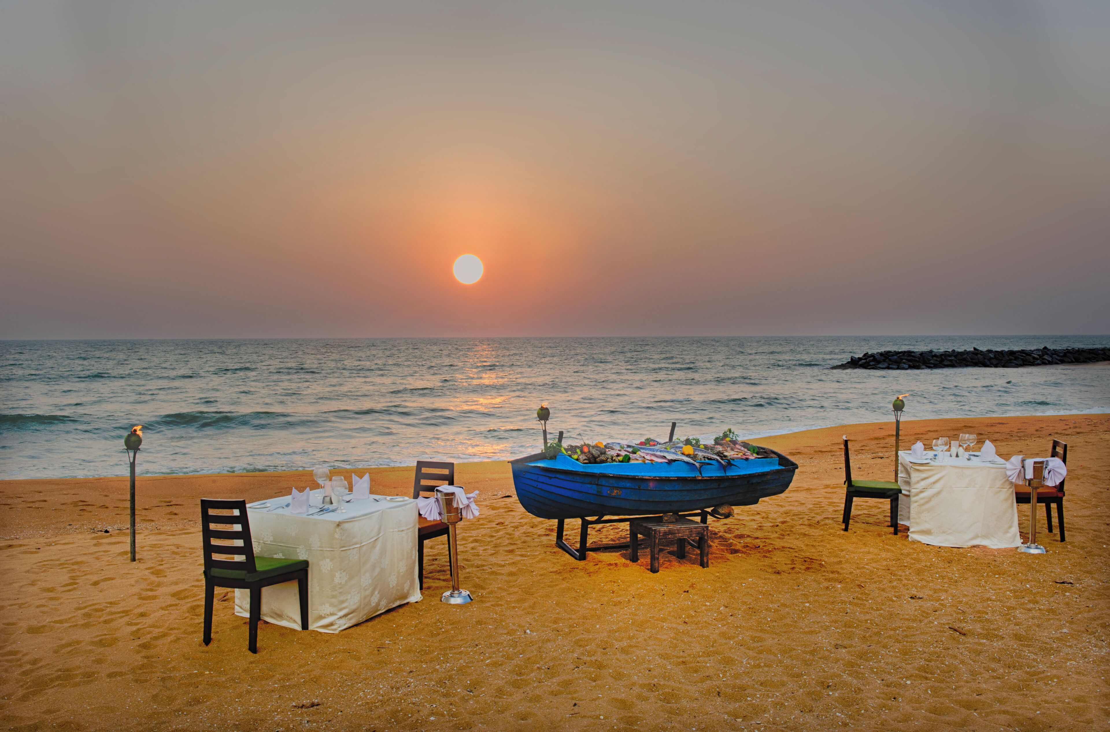 2 restaurants, breakfast, lunch, dinner served; international cuisine 