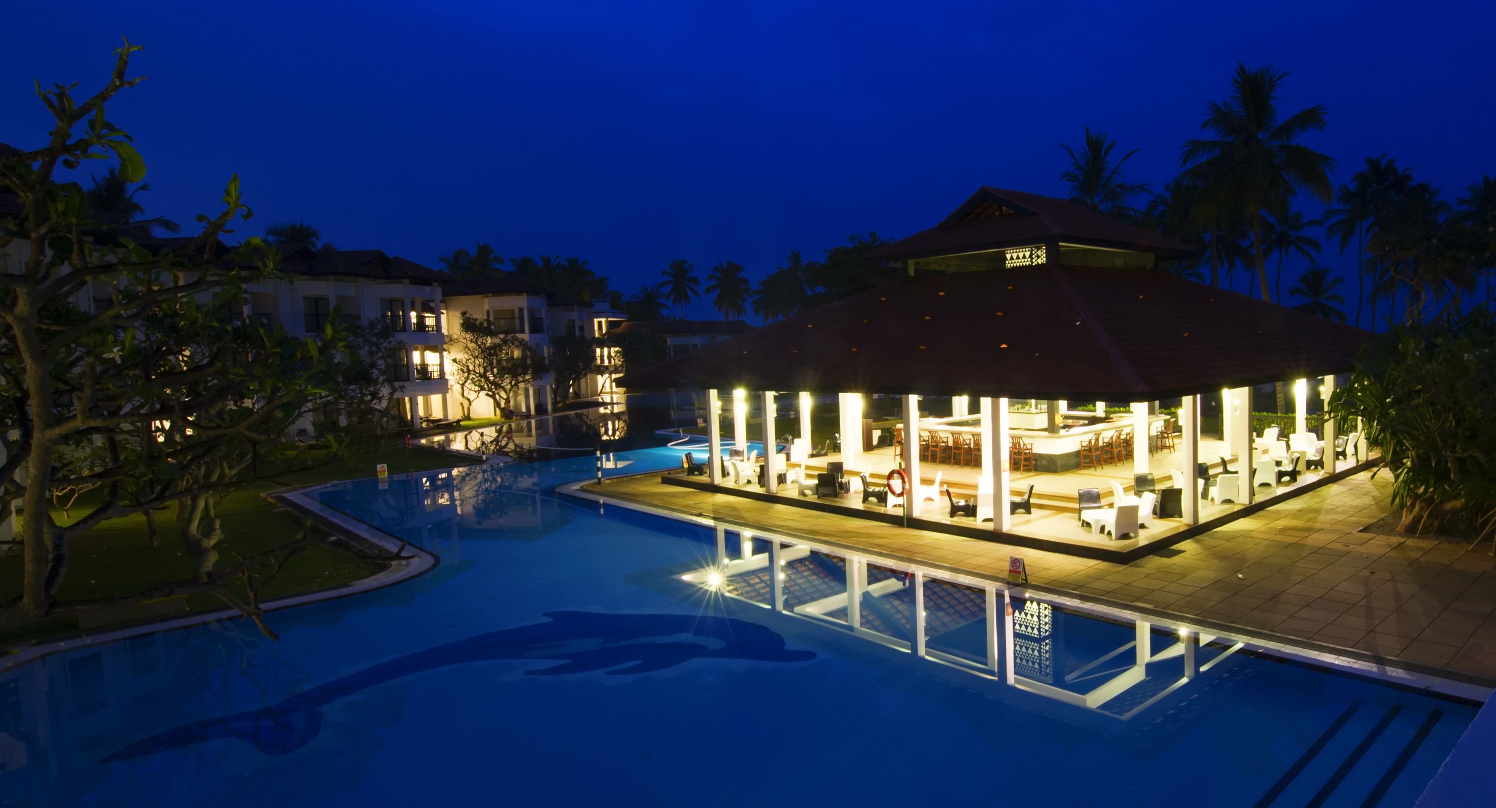 3 bars/lounges, cocktail bar, lobby lounge