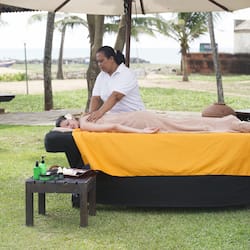 Couples treatment rooms, body treatments, aromatherapy, body scrubs
