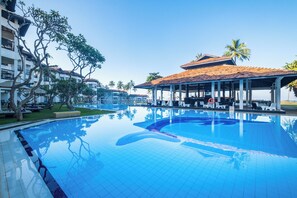 2 outdoor pools, pool umbrellas, sun loungers - Club Hotel Dolphin (Wennappuwa)