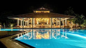 2 nhà hàng, phục vụ bữa sáng, bữa trưa, món ăn mang phong cách quốc tế