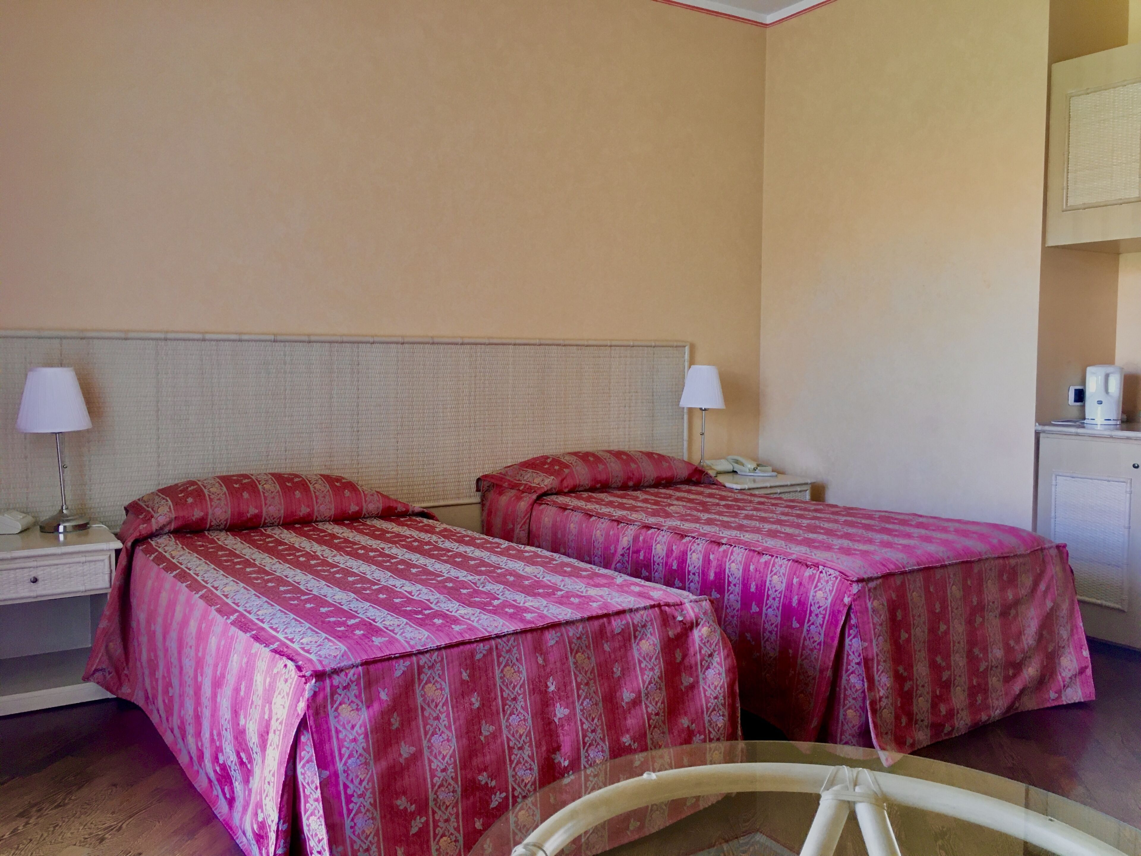 Een minibar, een kluis op de kamer, een bureau, verduisterende gordijnen