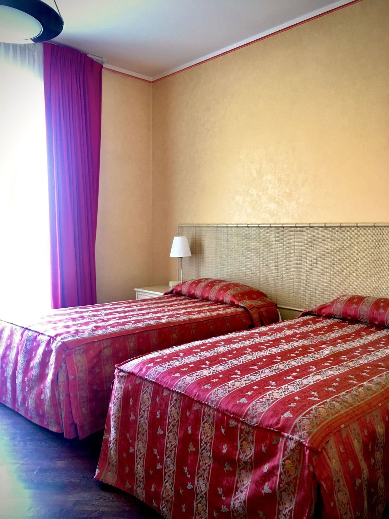 Een minibar, een kluis op de kamer, een bureau, verduisterende gordijnen