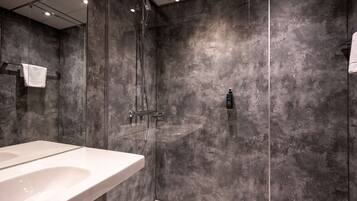 Gratis toiletartikelen, een haardroger, handdoeken, zeep