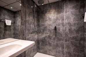 Ilmaiset hygieniatuotteet, hiustenkuivaaja, pyyhkeet, saippua