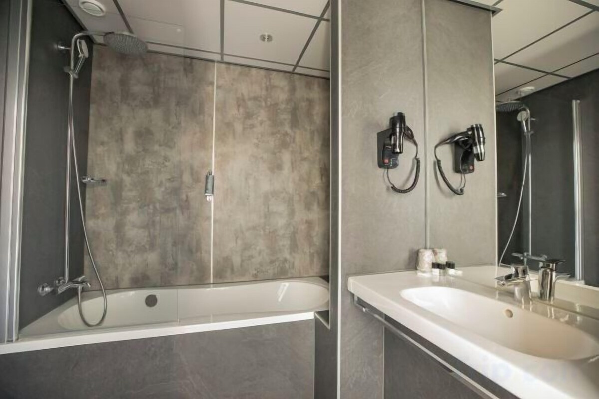 Badkamer | Gratis toiletartikelen, een haardroger, handdoeken, zeep
