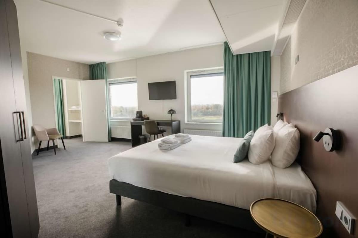 Hypo-allergenic bedding, in-room safe, desk