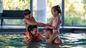 Una piscina con gente.