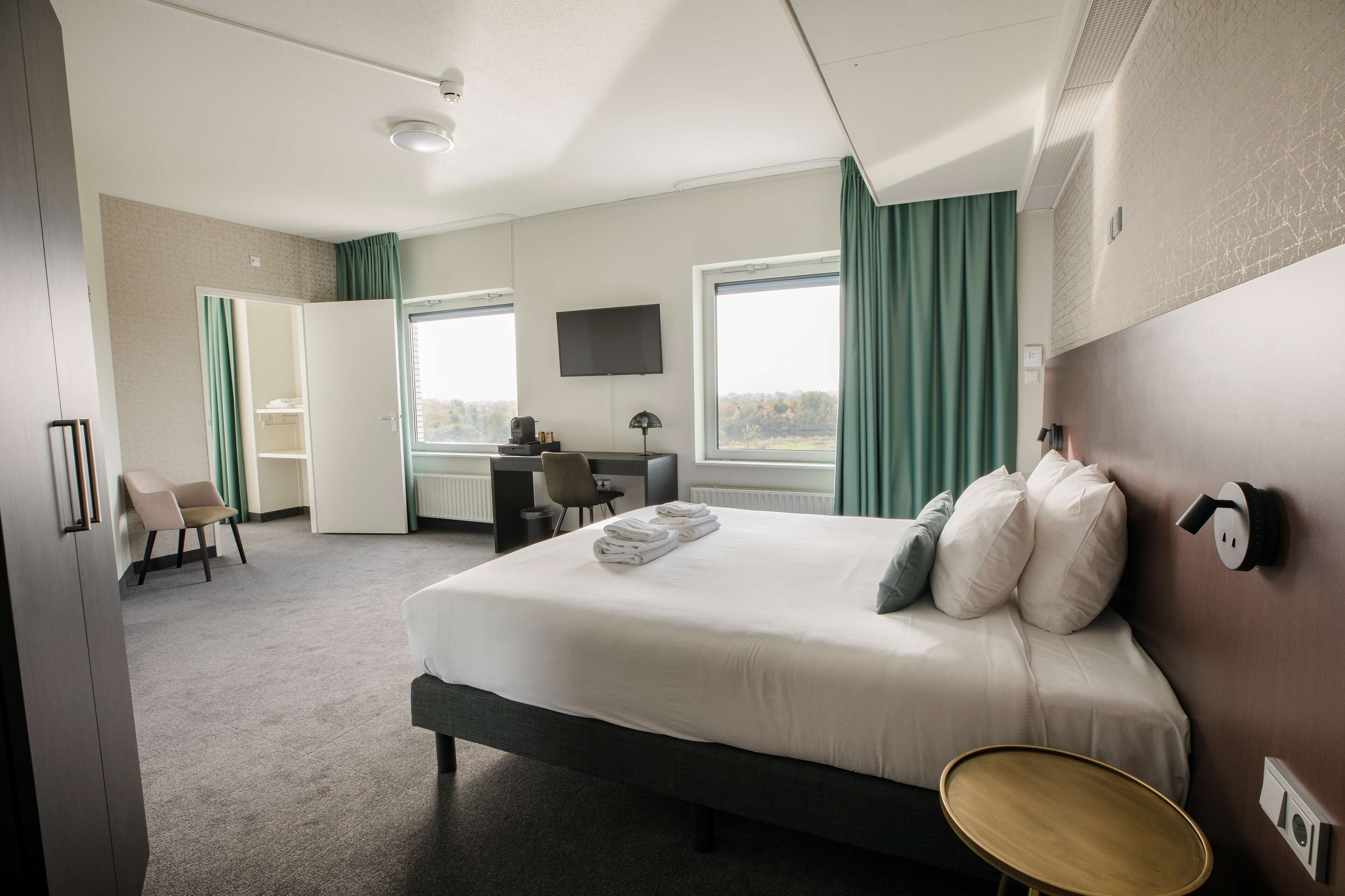 comfort room, multiple beds, non smoking | hypo-allergenic bedding, in-room safe, desk, iron/ironing board