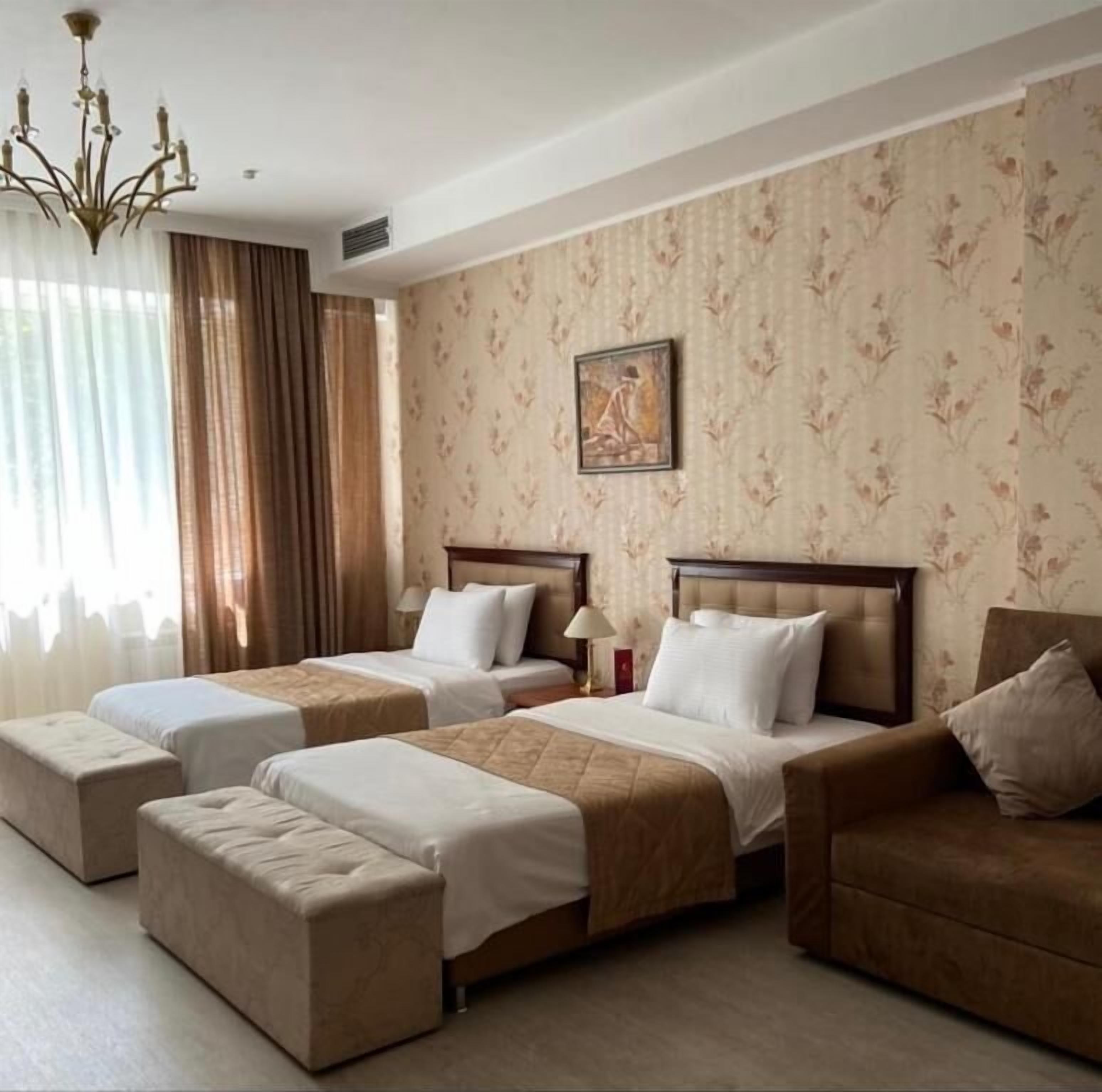 standard twin room | 1 bedroom, minibar, in-room safe, desk