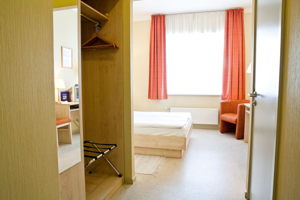 Coffres-forts dans les chambres, bureau, fer et planche à repasser