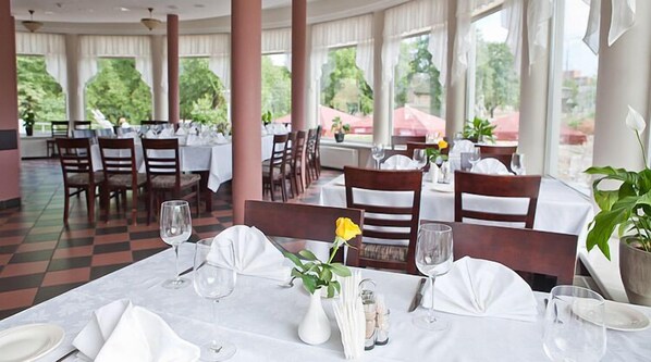 Sarapan, makan tengah hari, makan malam dihidangkan; masakan serantau