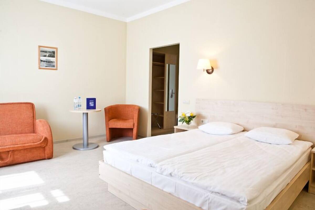 Coffres-forts dans les chambres, bureau, fer et planche à repasser