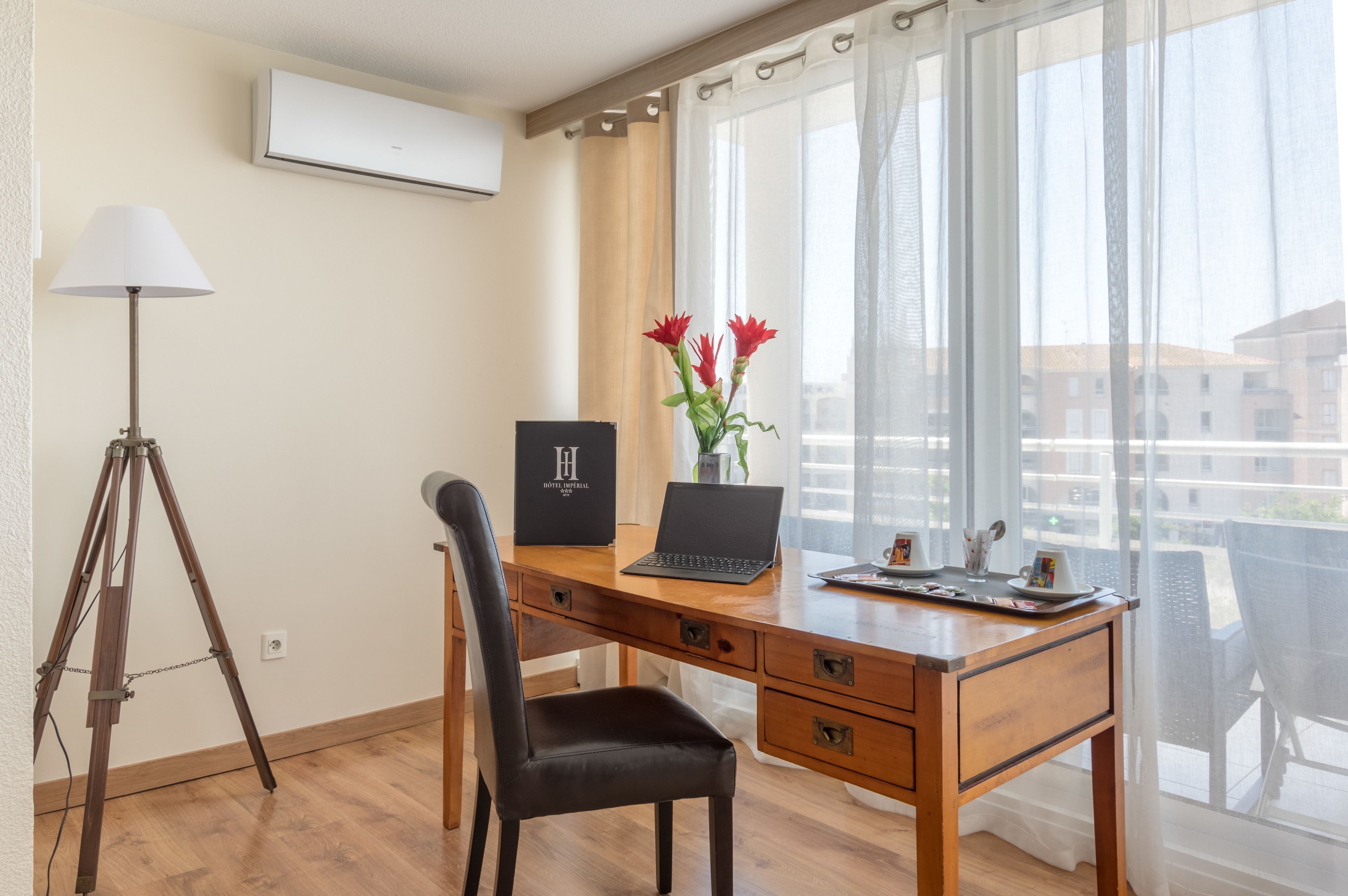 suite impérial avec terrasse et vue mer | 1 bedroom, in-room safe, desk, free cots/infant beds