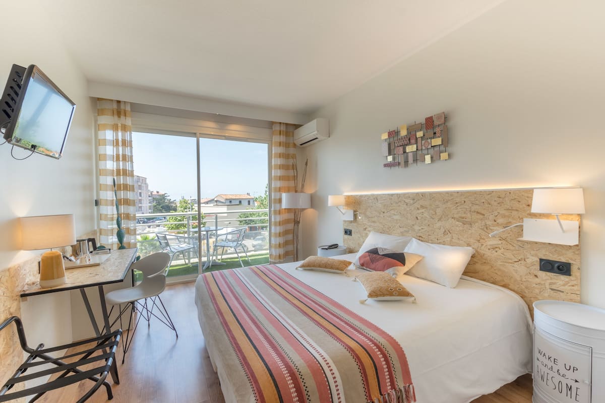 Superior Room, Balcony | 1 bedroom, in-room safe, desk, free cribs/infant beds