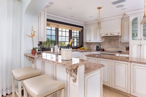 3 Bedroom Ocean View Estate | Eigene Küche