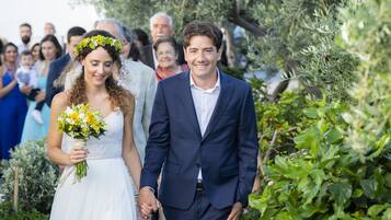 Un couple se promène sur un sentier de pierres, entouré de verdure.