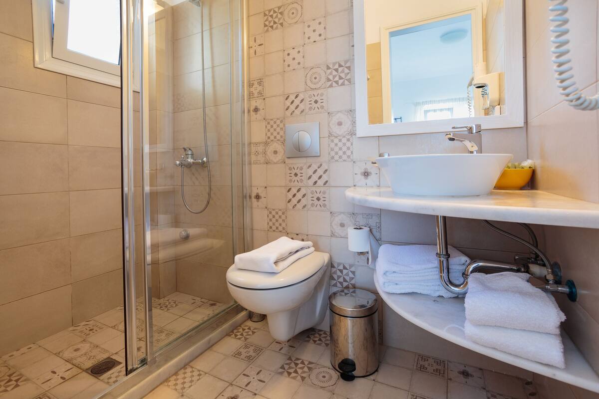 triple room, sea view | bathroom | combined shower/bathtub, rainfall showerhead, free toiletries