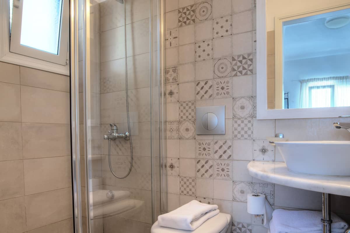 triple room, sea view | bathroom | combined shower/bathtub, rainfall showerhead, free toiletries