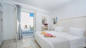 Una habitación de hotel con cama, baño y balcón.