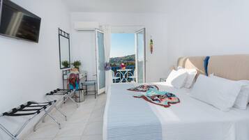 Habitación doble, vista al mar | Caja de seguridad en la habitación y decoración personalizada