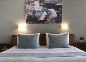 Minibar, escritorio, wifi gratis y ropa de cama