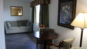 Living area - Days Inn by Wyndham Sheboygan/The Falls (Sheboygan Falls)
